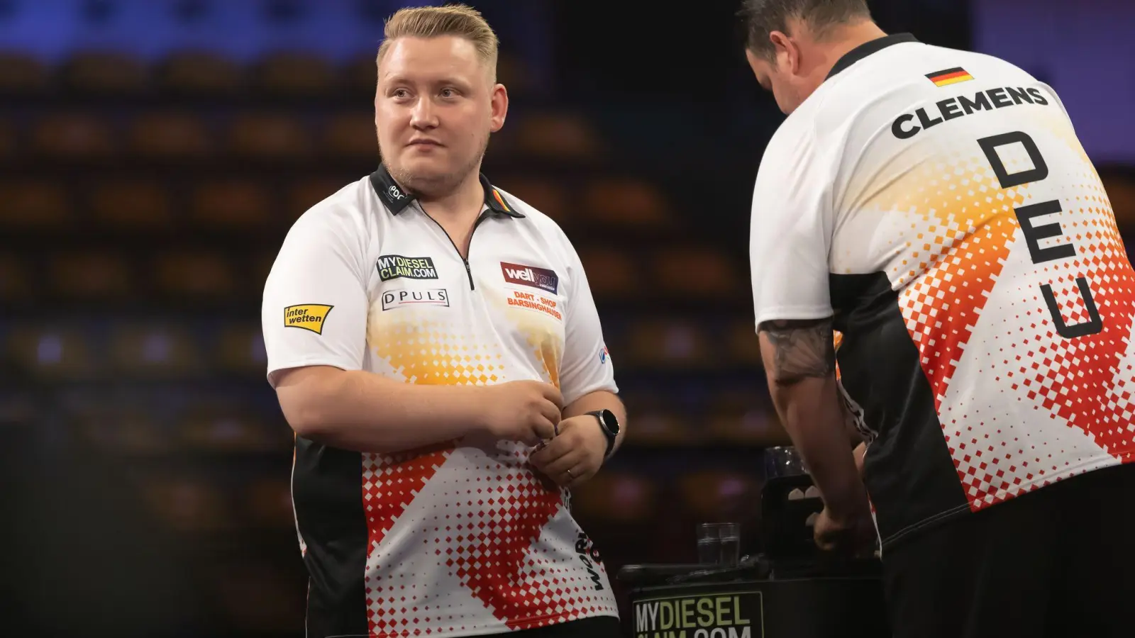 Das deutsche Darts-Duo Martin Schindler (l) und Gabriel Clemens bereiten sich auf ein Match vor. (Foto: Jürgen Kessler/dpa)