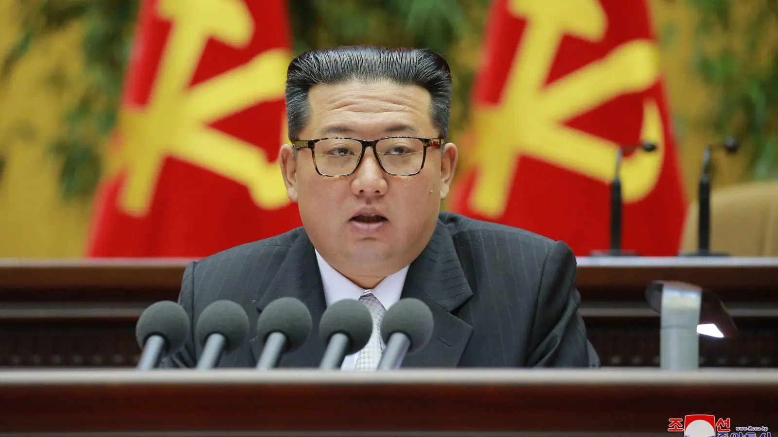 Dieses von der zentralen staatlichen Nachrichtenagentur (KCNA) herausgegebene Bild zeigt den nordkoreanischen Machthaber Kim Jong-un bei seiner Abschlussrede auf dem zweiten Parteitag der Arbeiterpartei Koreas. (Foto: -/KCNA/dpa)