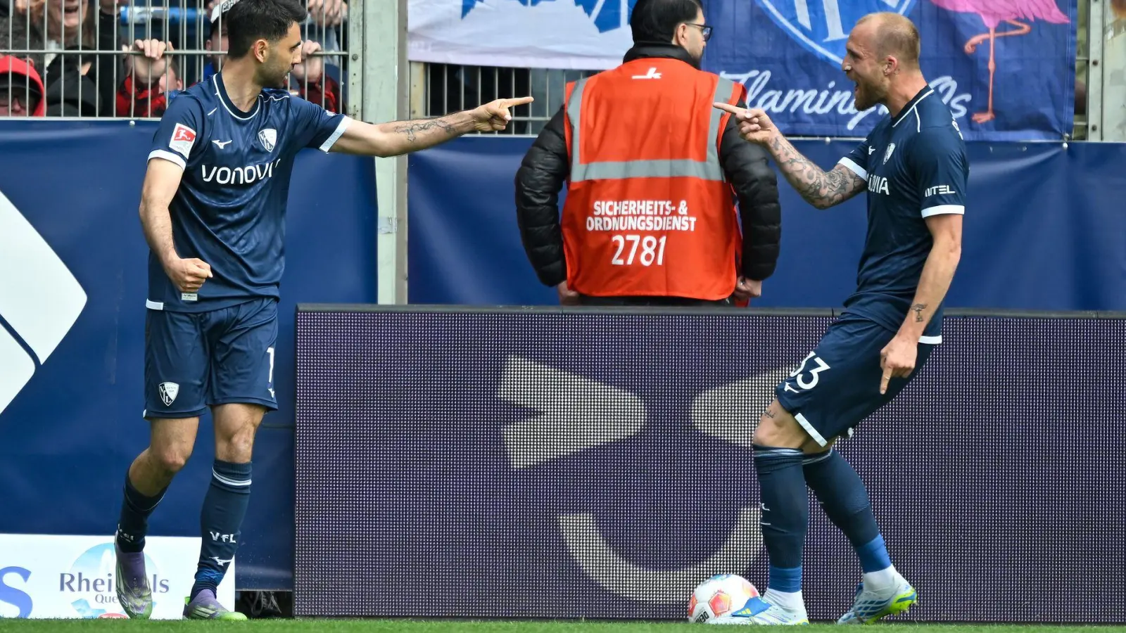 Zwei Ex-Braunschweiger jubeln für Bochum: Torschütze Gerrit Holtmann (l) und Stürmer Philipp Hofmann. (Foto: Ulrich Hufnagel/dpa)