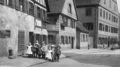 Diese historische Aufnahme zeigt die Lange Gasse in Dinkelsbühl. Im mittleren Gebäude, der heutigen Hausnummer 35, befindet sich der DENKmalRAUM von ProAltstadt. (Repro: Hans-Dieter Metzger)