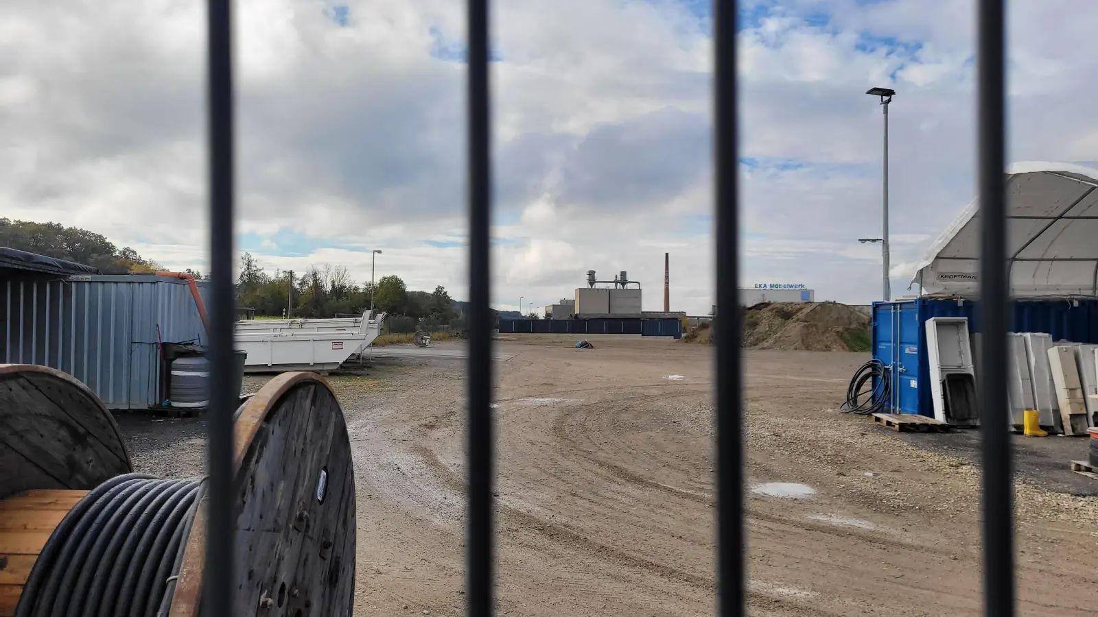 Die Gemeinde Dietersheim will auf dem EKA-Gelände an der Industriestraße ein Gewerbegebiet entwickeln und hat zu diesem Zweck eine Veränderungssperre über das Areal verhängt. (Foto: Nina Daebel)