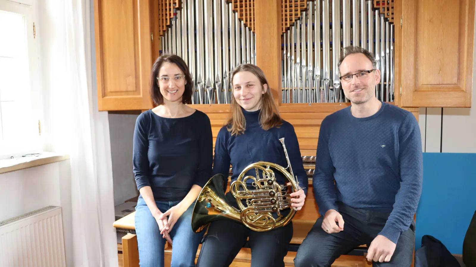 Isabel Schmitt (links) unterrichtet Lucia Kochinke (Mitte) im Fach Horn, während Schulleiter Professor Dr. Michael Spors (rechts) das Fach Orgel lehrt. (Foto: Thomas Schaller)