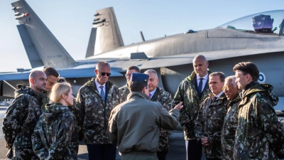 Am Rande des Gipfels besuchten Bundeskanzler Friedrich Merz und die anderen Teilnehmer den Luftwaffenstützpunkt Lapland Air Wing. (Foto: Michael Kappeler/dpa)