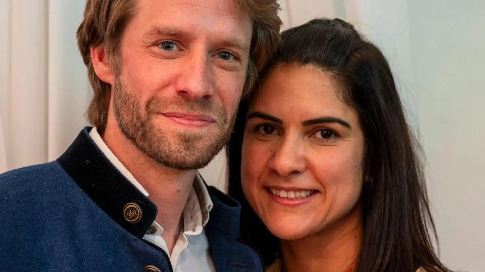 Sebastian Niedermaier (SPD) freut sich zusammen mit seiner Frau Andrielly über seinen Wahlsieg bei der Stichwahl des Oberbürgermeisters.  (Foto: Daniel Vogl/dpa)