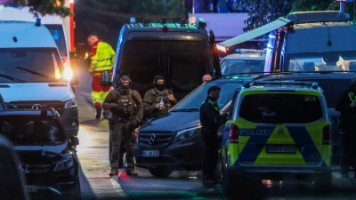Auch ein Spezialeinsatzkommando (SEK) rückte an. (Foto: Christoph Reichwein/dpa)