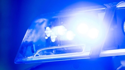 Mit einer Schlüsselkarte öffnen die Beamten die Wohnungstür. (Symbolbild) (Foto: Lino Mirgeler/dpa)