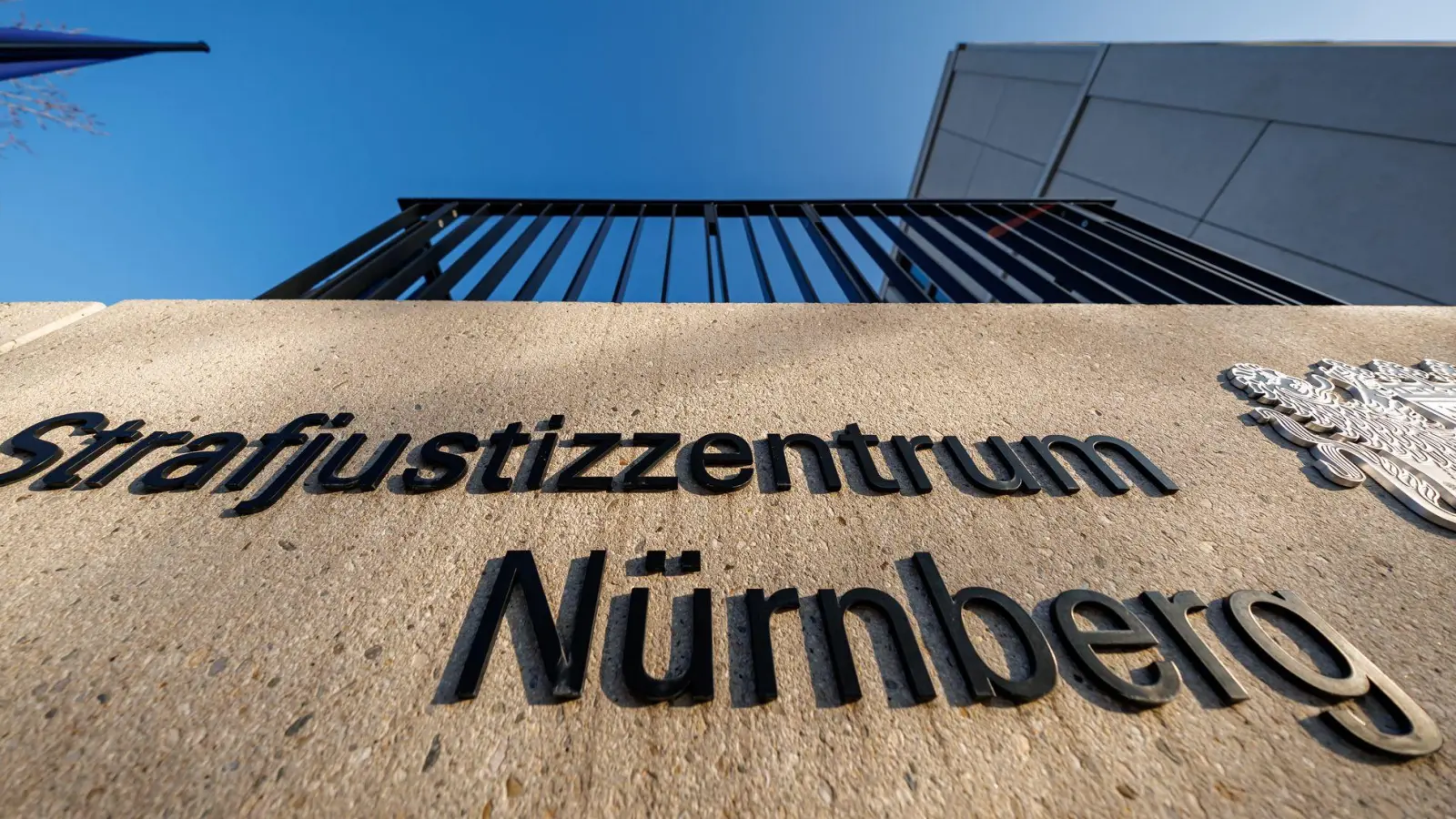 Die Frau ist vor dem Landgericht wegen versuchten Mordes und gefährlicher Körperverletzung angeklagt. (Symbolbild) (Foto: Daniel Karmann/dpa)