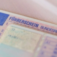 Schrittweiser Führerschein-Umtausch: Je nach Dokument richtet sich die Frist nach dem Geburtsjahr oder dem Ausstellungsdatum. (Foto: Ole Spata/dpa)
