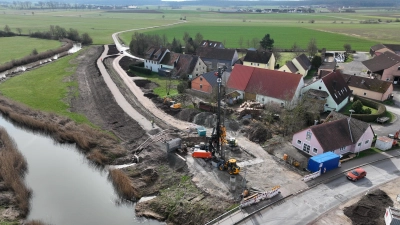 Die Baustelle aus der Vogelperspektive: Diese Drohnen-Aufnahme ist entstanden, als die Löcher für die neun Meter langen Betonpfähle zur Gründung der Pumpenkammer mit einer schweren Spezialmaschine gebohrt wurden. (Foto: Wasserwirtschaftsamt Ansbach/Johannes Liebl)