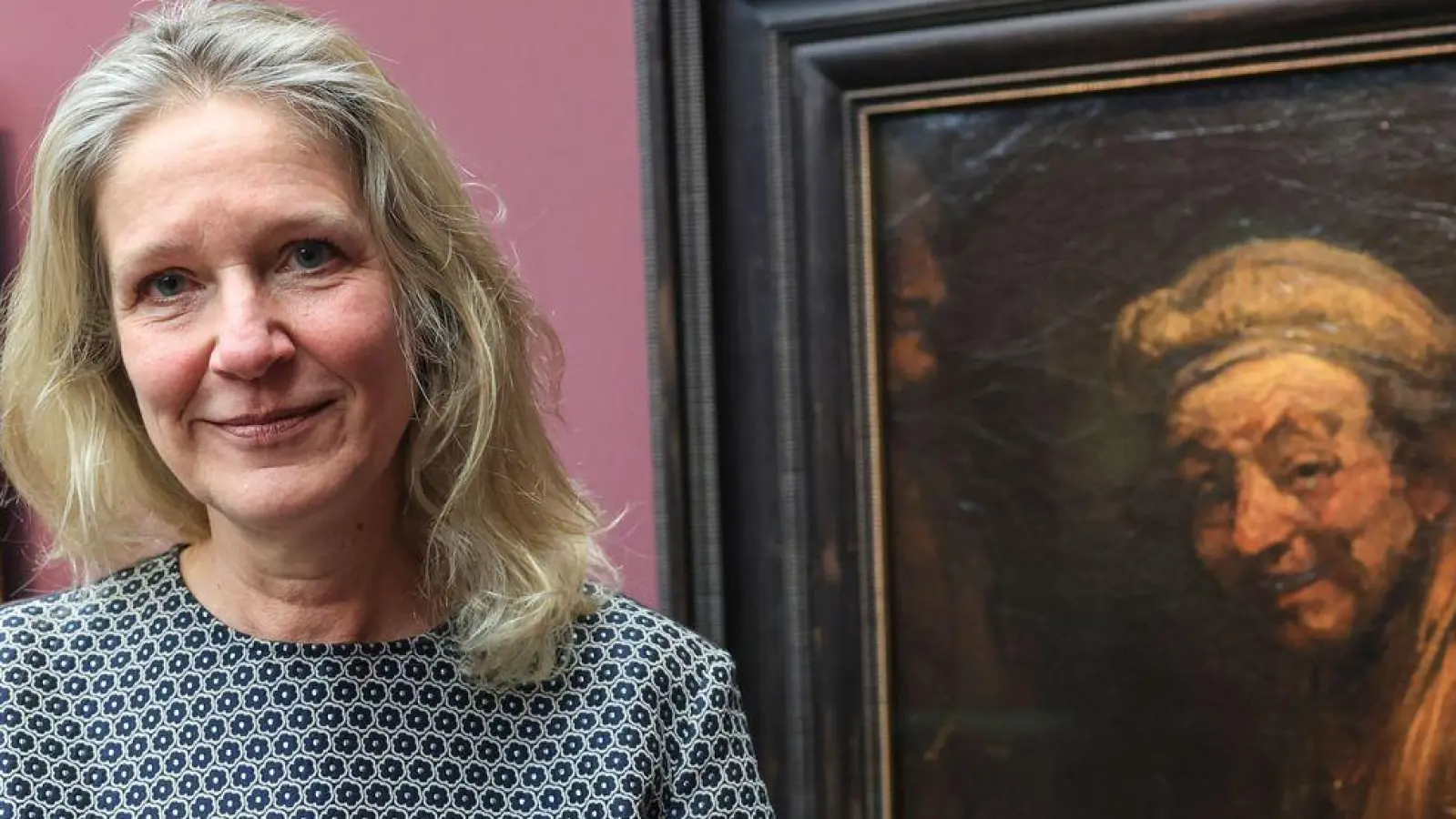 Anja Sevcik steht zwischen einem Selbstbildnis von Peter Paul Rubens unter Freunden (links) und einem Selbstbildnis von Rembrandt (rechts).  (Foto: Oliver Berg/dpa)