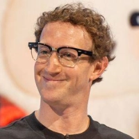 Laut Meta-Chef Mark Zuckerberg soll das kleine KI-Gerät des Facebook-Konzerns bis Jahresende auf den Markt kommen. (Foto: Andrej Sokolow/dpa)