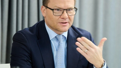 Als Umweltminister ist Carsten Schneider auch für den deutschen Atommüll zuständig - und will die Suche nach einer dauerhaften Lagerstätte nun schneller machen. (Foto: Annette Riedl/dpa)