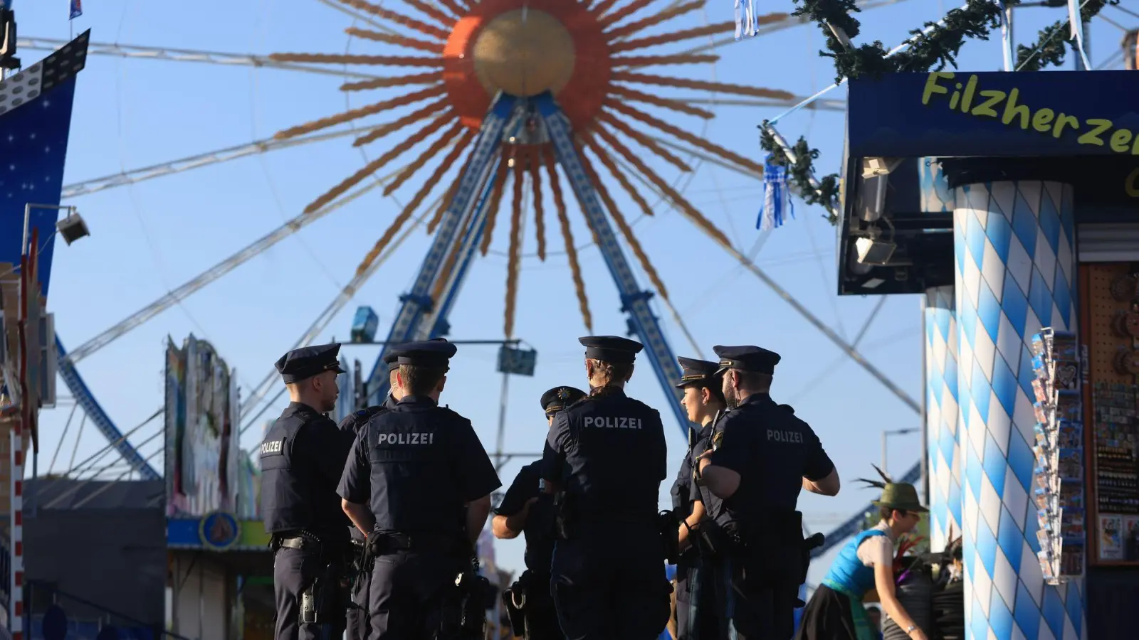 Hohe Polizeipräsenz und mehr Kontrollen auf der Wiesn. (Foto: Karl-Josef Hildenbrand/dpa)