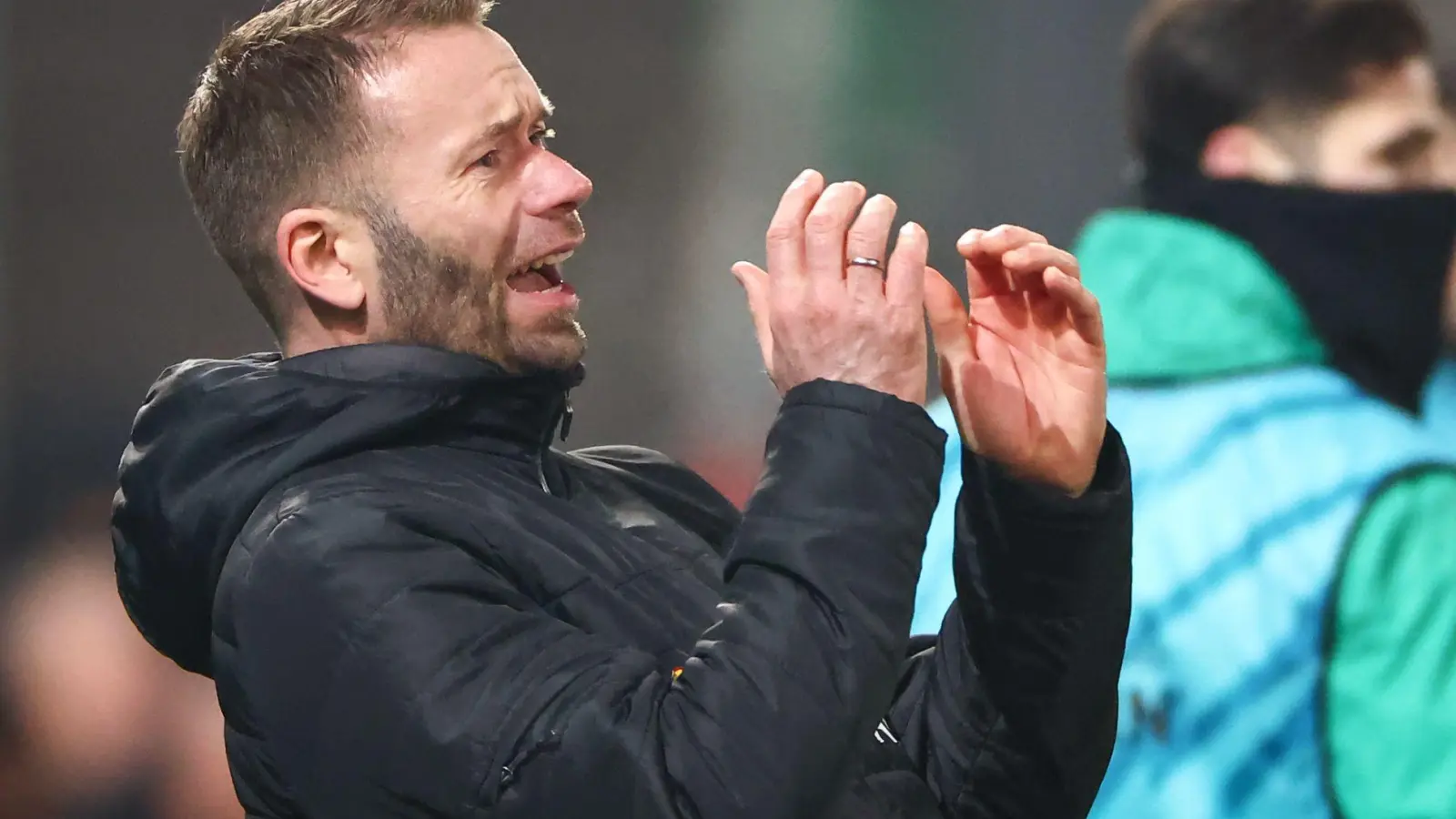 Regensburgs Trainer Andreas Patz muss ein Spiel zuschauen. (Foto: Daniel Karmann/dpa)