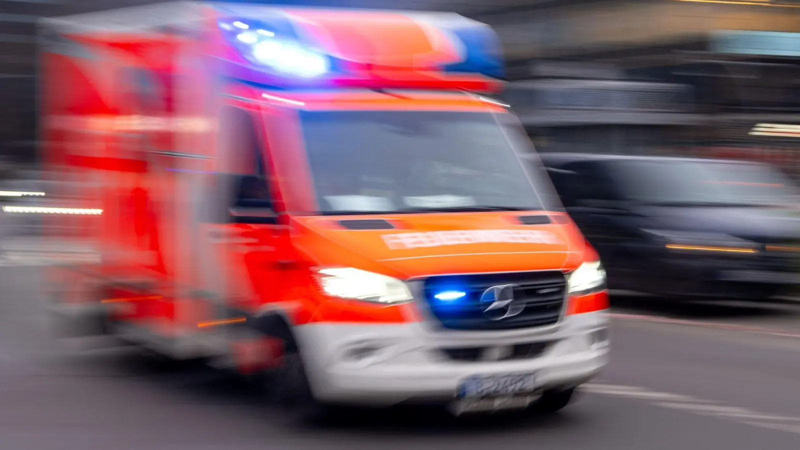 Sanitäter bringen den schwer verletzten Motorradfahrer in ein Krankenhaus. (Symbolbild) (Foto: Monika Skolimowska/dpa)