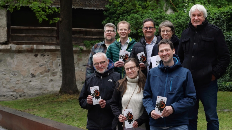 Stellten das Ansbacher Jazzprogramm für 2026 vor: Martin Querndt, Viktoria Giralt, Stephan Goldhahn (vorn, von links), Christoph Hähnlein, Jörg Schmidt, Daniel Sommer, Nadja Wilhelm und Wolfgang Bartusch (von links). (Foto: Thomas Wirth)