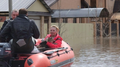 In der Region Orenburg stehen noch tausende Häuser unter Wasser. (Foto: ---/AP/dpa)