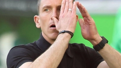 Wolfsburgs Trainer Daniel Bauer muss um seinen Job bangen. (Foto: Andreas Gora/dpa)