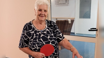 Gerlinde Schemmel ist 87 Jahre alt und hat Tischtennis für sich als neue Sportart entdeckt.  (Foto: Nina Daebel)