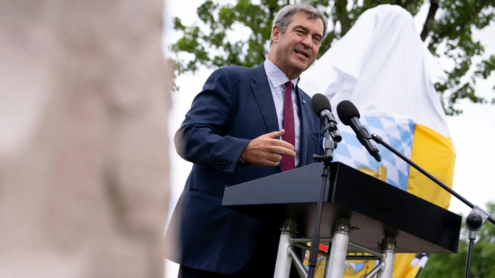Bayerns Ministerpräsident Markus Söder (CSU) nimmt an der Enthüllung eines Denkmals anlässlich des 140. Todestages des bayerischen „Märchenkönigs“ Ludwig II. teil.  (Foto: Sven Hoppe/dpa)