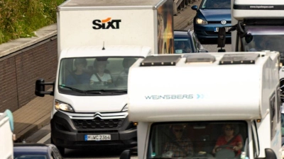 Schleppender Verkehr auf der A1 bei Hamburg (Foto: Ulrich Perrey/dpa)