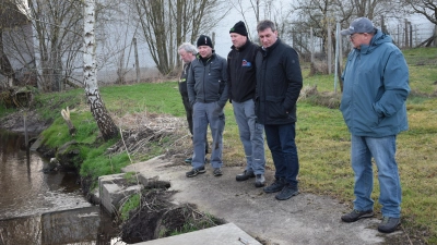 Besprachen die Probleme vor Ort (von links): Werner Kopatsch, Feuerwehrkommandant Jürgen Reck, Christian Hechtel, Bürgermeister Matthias Seitz und Hans Schopf. (Foto: Florian Schwab)