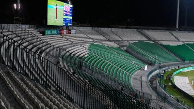 Um Sprit zu sparen, spielt die pakistanische Kricket-Liga seit Donnerstag vor leeren Rängen. (Foto: K.M. Chaudary/AP/dpa)