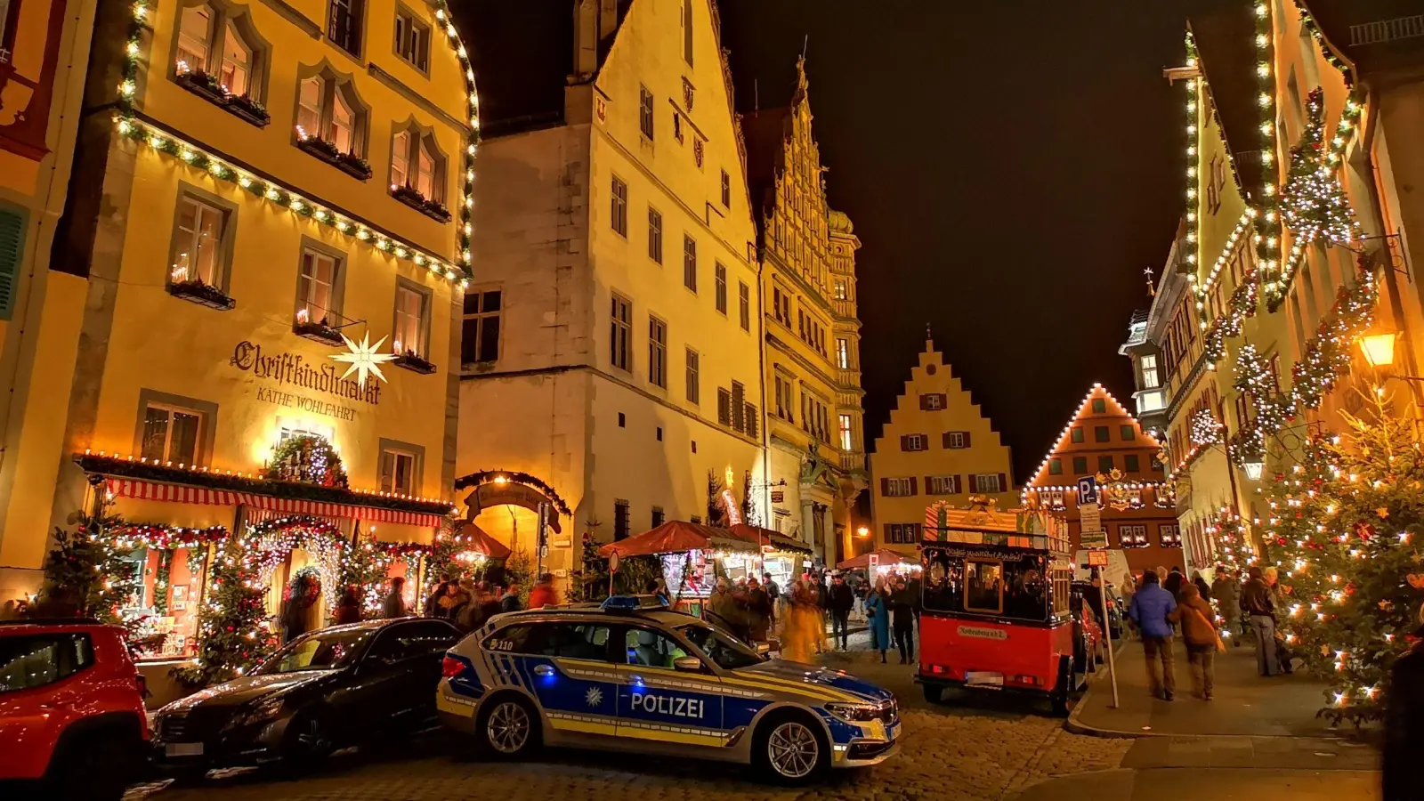 Quer geparkte Polizeiautos an den Zufahrtswegen zum Marktplatz wie hier in der Herrngasse gehörten zum Bild beim Reiterlesmarkt. Die Präsenz der Ordnungshüter war für die Abschlusstage noch einmal verstärkt worden. Das Sicherheitskonzept wurde aber nicht grundlegend verändert. (Foto: Jürgen Binder)