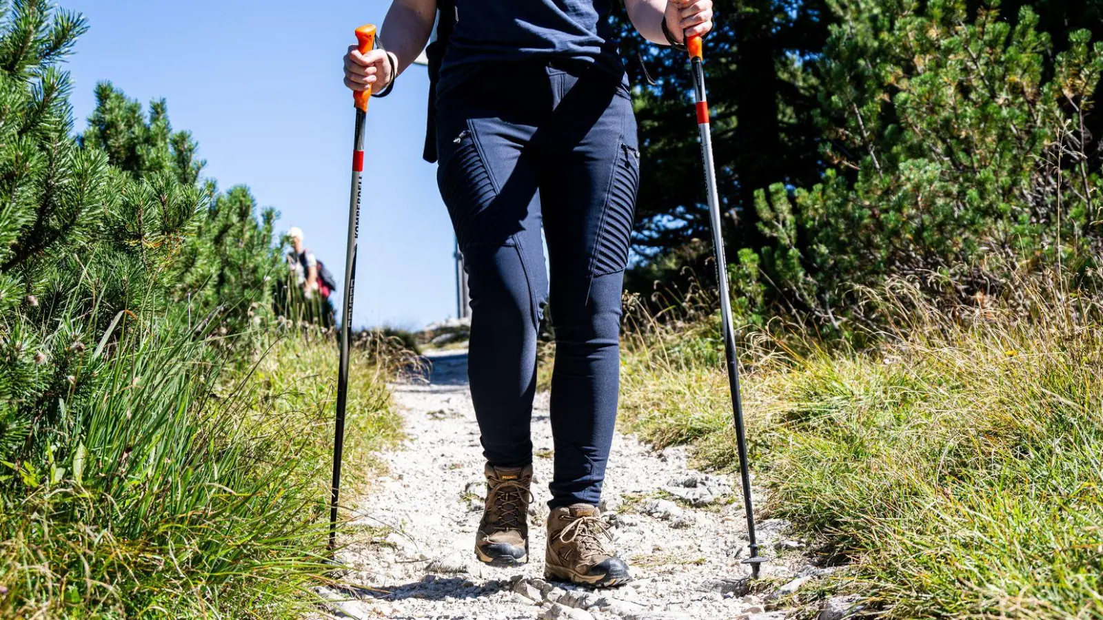 Wanderstöcke: mehr Halt, weniger Knie-Zoff. Wer oft in bergigem Gelände unterwegs ist, fährt mit verstellbaren Stöcken besser. (Foto: Benjamin Nolte/dpa-tmn)