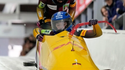  Laura Nolte (vorne) und Deborah Levi stehen vor ihrem ersten WM-Titel im Zweierbob. (Foto: Seth Wenig/AP/dpa)