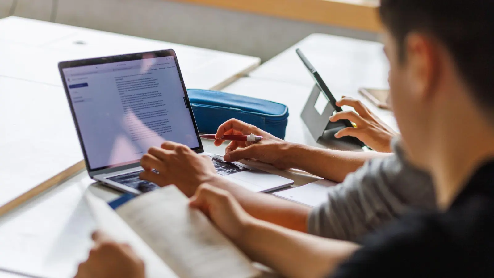 Für die digitale Ausstattung der bayerischen Schulen stehen im Doppelhaushalt mehrere 100 Millionen Euro zur Verfügung. (Symbolbild) (Foto: Philipp von Ditfurth/dpa)