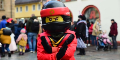 Vom Stadthaus in der Ansbacher Innenstadt ziehen die jungen Narrinnen und Narren in Richtung Onoldiasaal. Dort ging das bunte Treiben erst richtig los. (Foto: Irmeli Pohl)