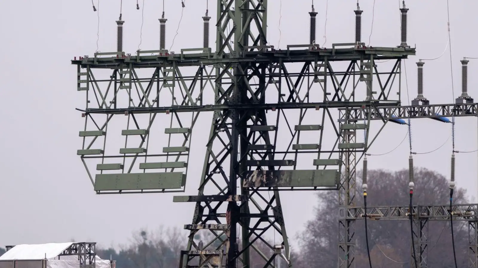 Unbekannte Täter hatten auf einem Feld Feuer an dem frei zugänglichen Strommast gelegt, der auch für die Versorgung der Autofabrik zuständig ist. Die linksextreme „Vulkangruppe“ hatte erklärt, sie sei für den Anschlag verantwortlich. (Foto: Christophe Gateau/dpa)