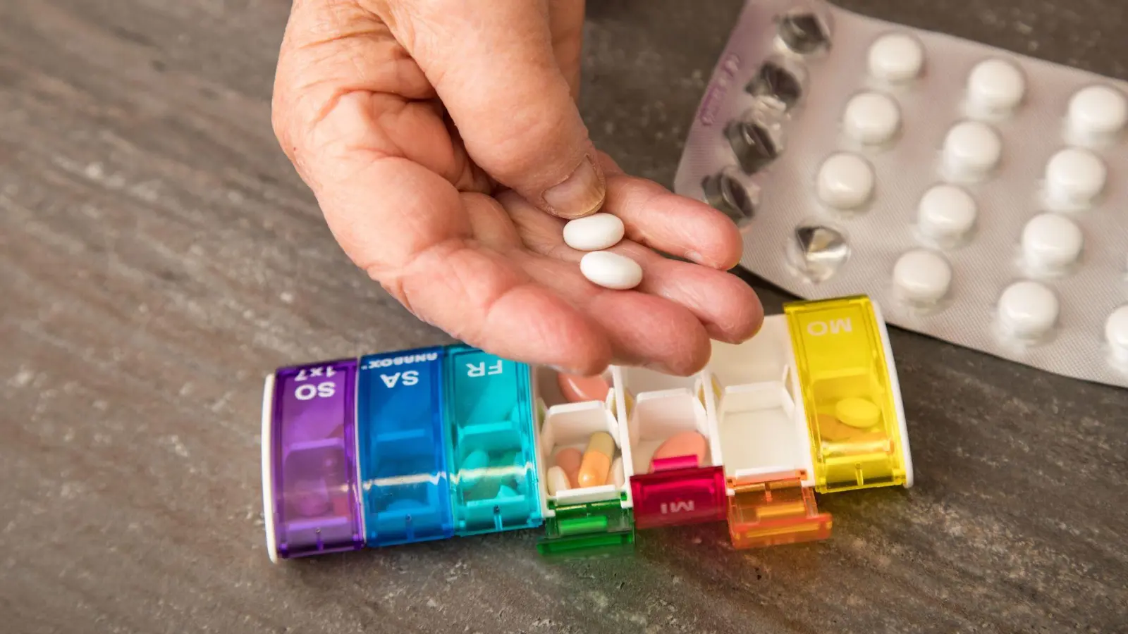 Nehmen ältere Menschen dauerhaft mehrere verschiedene Medikamente ein, steigt das Risiko für Neben- oder Wechselwirkungen. (Foto: Christin Klose/dpa-tmn)