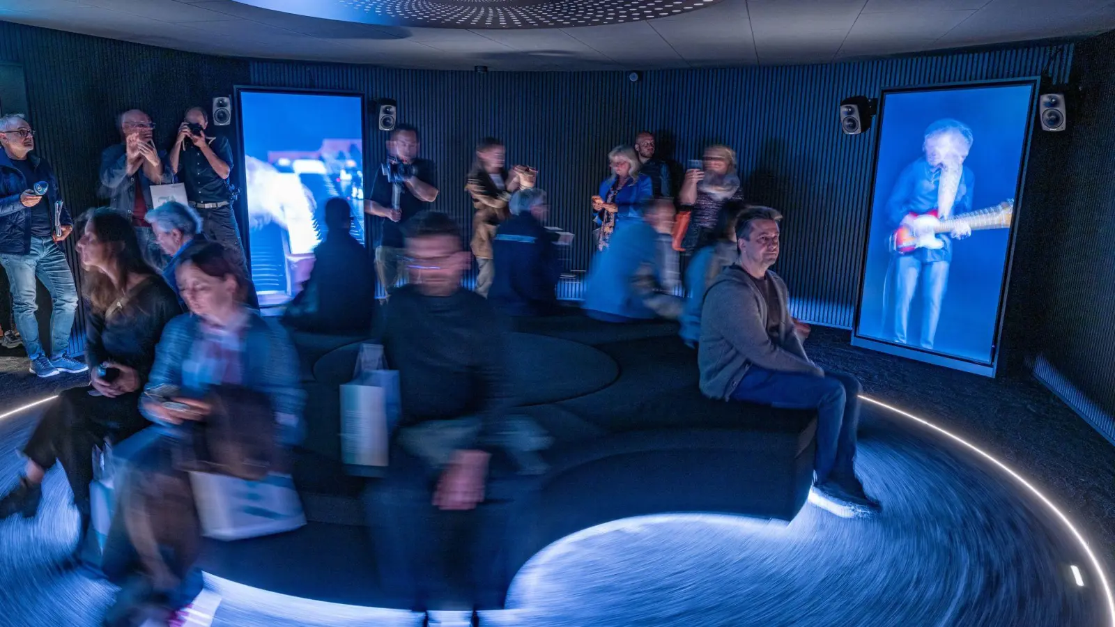 In einem speziellen Raum bekommen die Besucher der Landesausstellung aus verschiedenen Richtungen etwas auf die Ohren. (Foto: Armin Weigel/dpa)