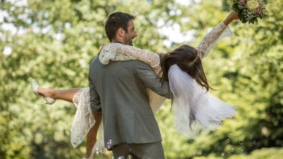 Die Freude ist groß, die Rechnung unter Umständen auch: Eine Hochzeit kann finanziell schnell ausufern. (Foto: Christin Klose/dpa-tmn)