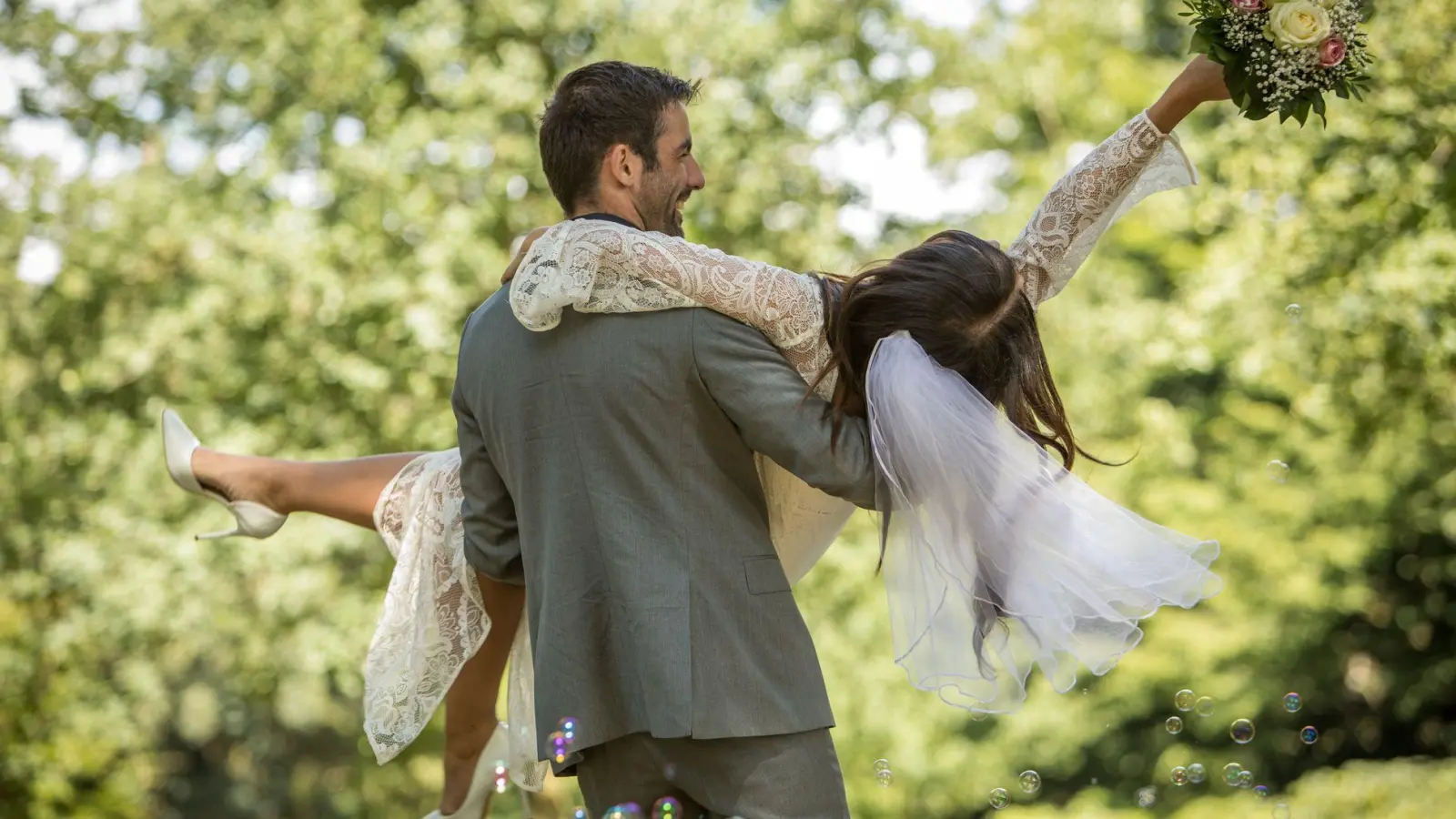 Die Freude ist groß, die Rechnung unter Umständen auch: Eine Hochzeit kann finanziell schnell ausufern. (Foto: Christin Klose/dpa-tmn)