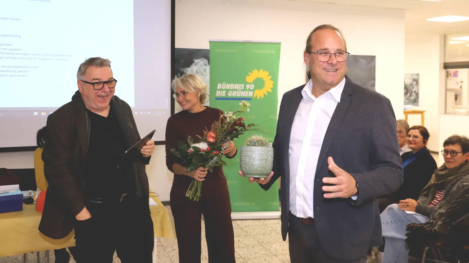 OB-Kandidat Oliver Rühl (rechts) bekam von der Sprecherin und dem Sprecher des Grünen-Ortsverbands, Christiane Handrick-Ratka und Peter Zeus, eine Kaktee überreicht. (Foto: Oliver Herbst)