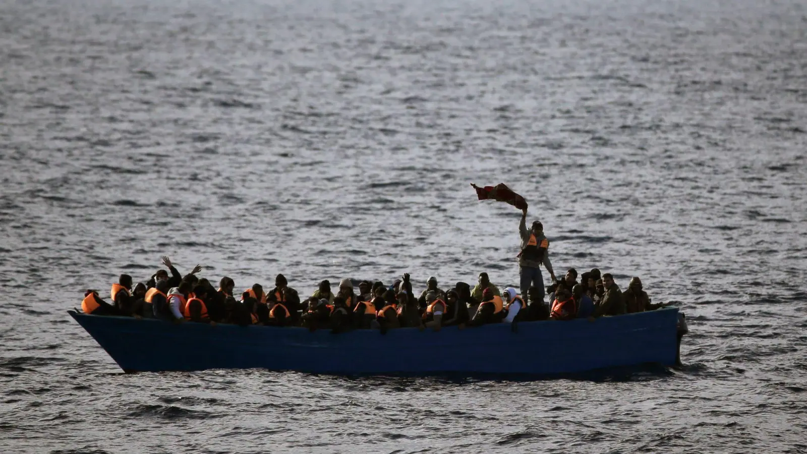 Vor Lampedusa ist ein Boot mit MIgranten gesunken - ein Kind wird vermisst. (Archivbild) (Foto: Emilio Morenatti/AP/dpa)