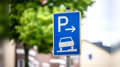 Aufgesetztes Parken auf Bürgersteigen wird in einigen Städten auch ohne Erlaubnis geduldet. (Foto: Sina Schuldt/dpa)