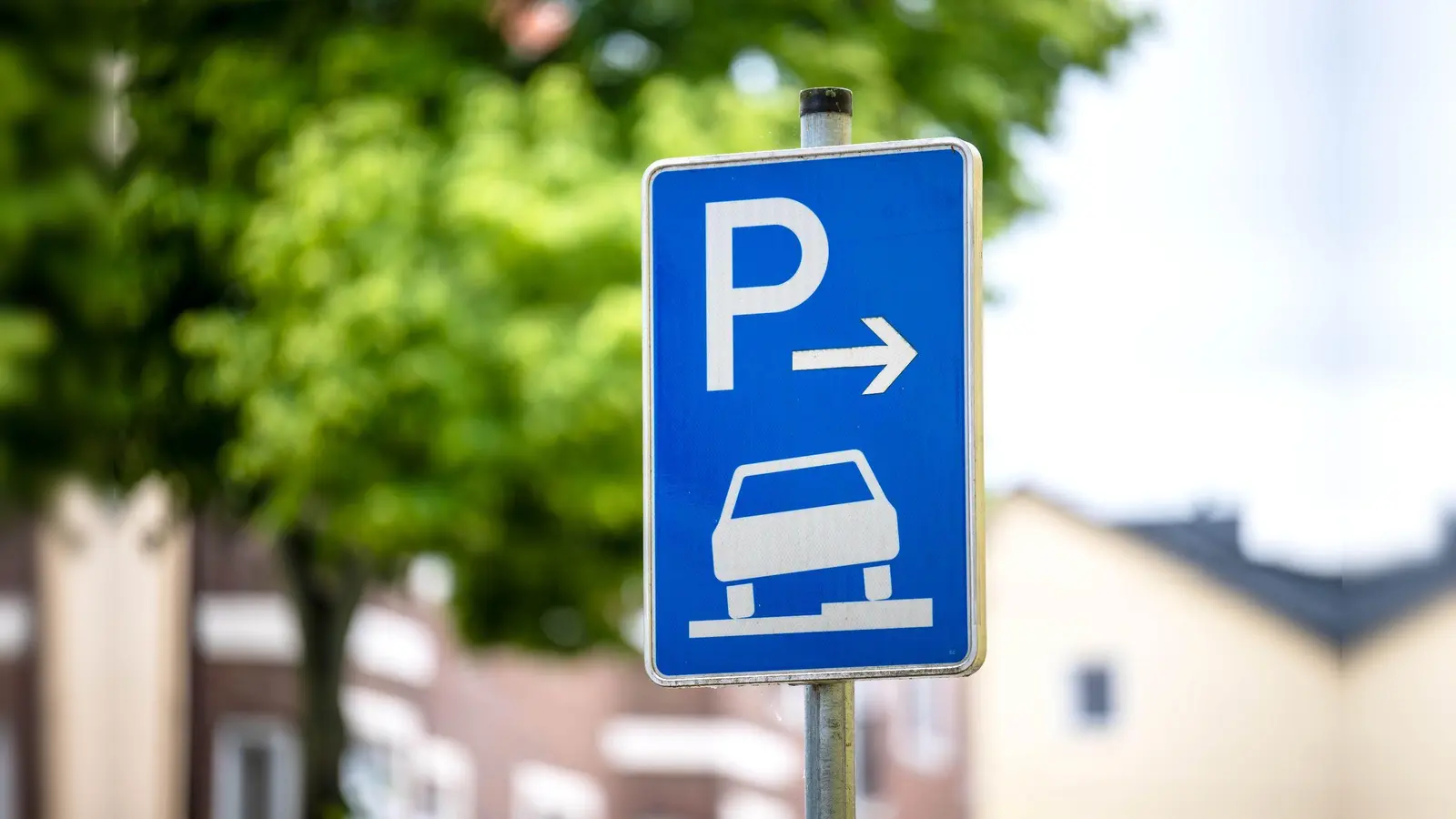 Aufgesetztes Parken auf Bürgersteigen wird in einigen Städten auch ohne Erlaubnis geduldet. (Foto: Sina Schuldt/dpa)