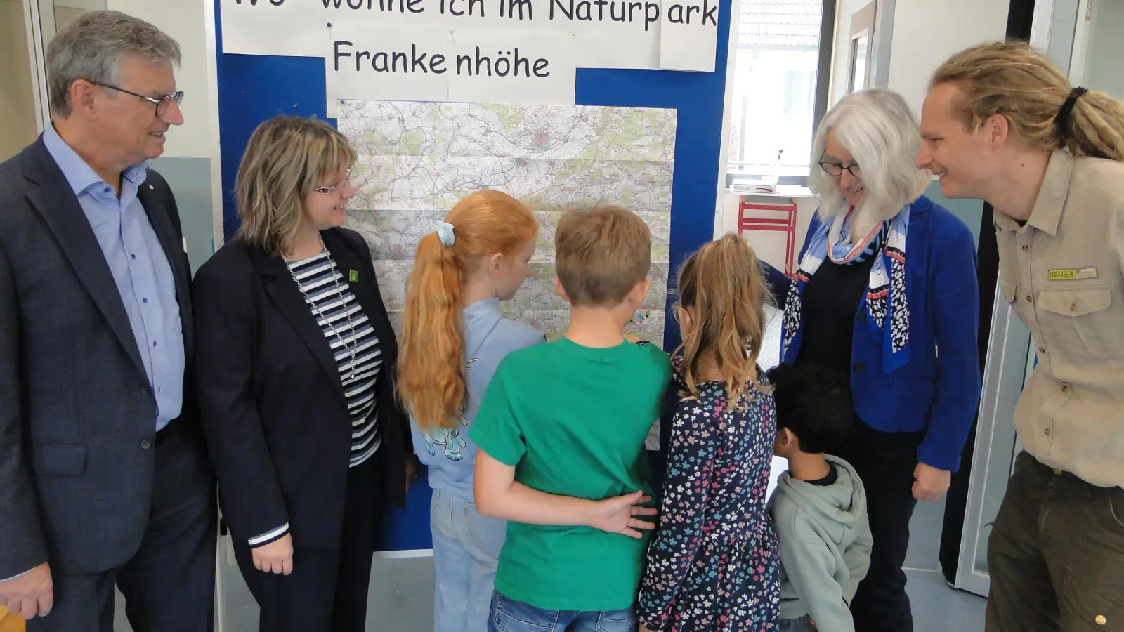 Mit Klebepunkten markierten die Kinder – hier Hanna, Kilian, Marie und Achmed (von links) – wo sie im Naturpark Franken wohnen. Aufmerksame Beobachter waren Stefan Fink, Renate Hans, Angela Zwerner und Benjamin Krauthahn (von links). (Foto: Winfried Vennemann)