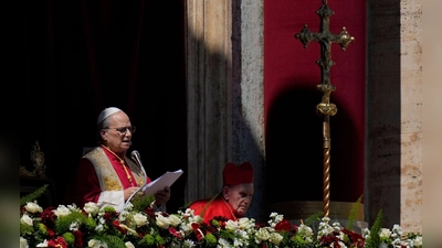 Von der zentralen Loggia des Petersdoms spendet Leo XIV. den Segen Urbi et Orbi. (Foto: Alessandra Tarantino/AP/dpa)