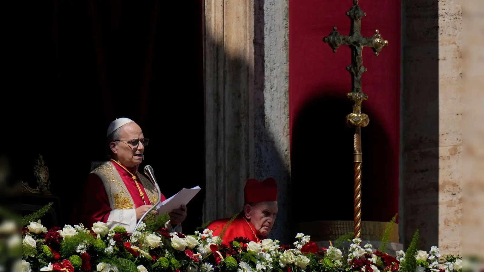 Von der zentralen Loggia des Petersdoms spendet Leo XIV. den Segen Urbi et Orbi. (Foto: Alessandra Tarantino/AP/dpa)