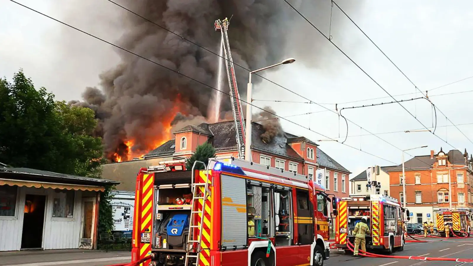Der Brand brach im Dachgeschoss aus. (Foto: Christian Essler/Xcitepress/dpa)