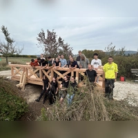 Die jungen Menschen sind stolz auf ihre selbst gebaute Brücke. (Foto: Limeseum/Matthias Pausch)