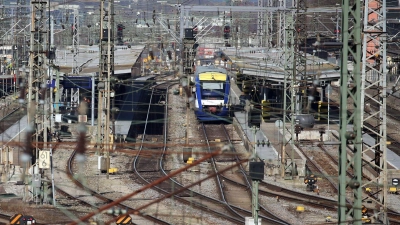 Am Augsburger Hauptbahnhof gibt es einen größeren Polizeieinsatz. (Archivbild) (Foto: Karl-Josef Hildenbrand/dpa)
