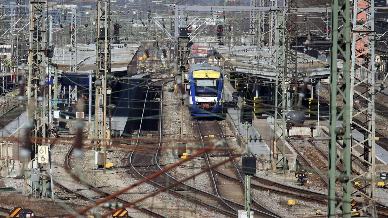 Am Augsburger Hauptbahnhof gibt es einen größeren Polizeieinsatz. (Archivbild) (Foto: Karl-Josef Hildenbrand/dpa)