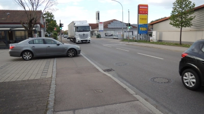 Trotz der Freigabe der Westtangente Anfang Juni 2023 fahren nach wie vor Laster auf der Bundesstraße 25 durch Feuchtwangen. Die Zahlen einer ersten Verkehrszählung im Herbst liegen jetzt vor. (Foto: Peter Zumach)