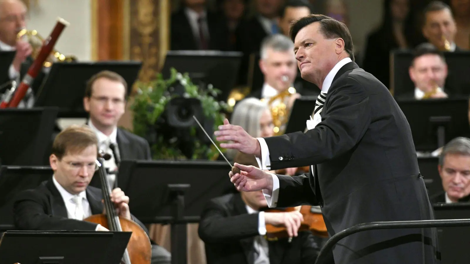 Dirigent Christian Thielemann und die Wiener Philharmoniker beim Neujahrskonzert 2019. (Foto: Herbert Neubauer/APA/dpa)